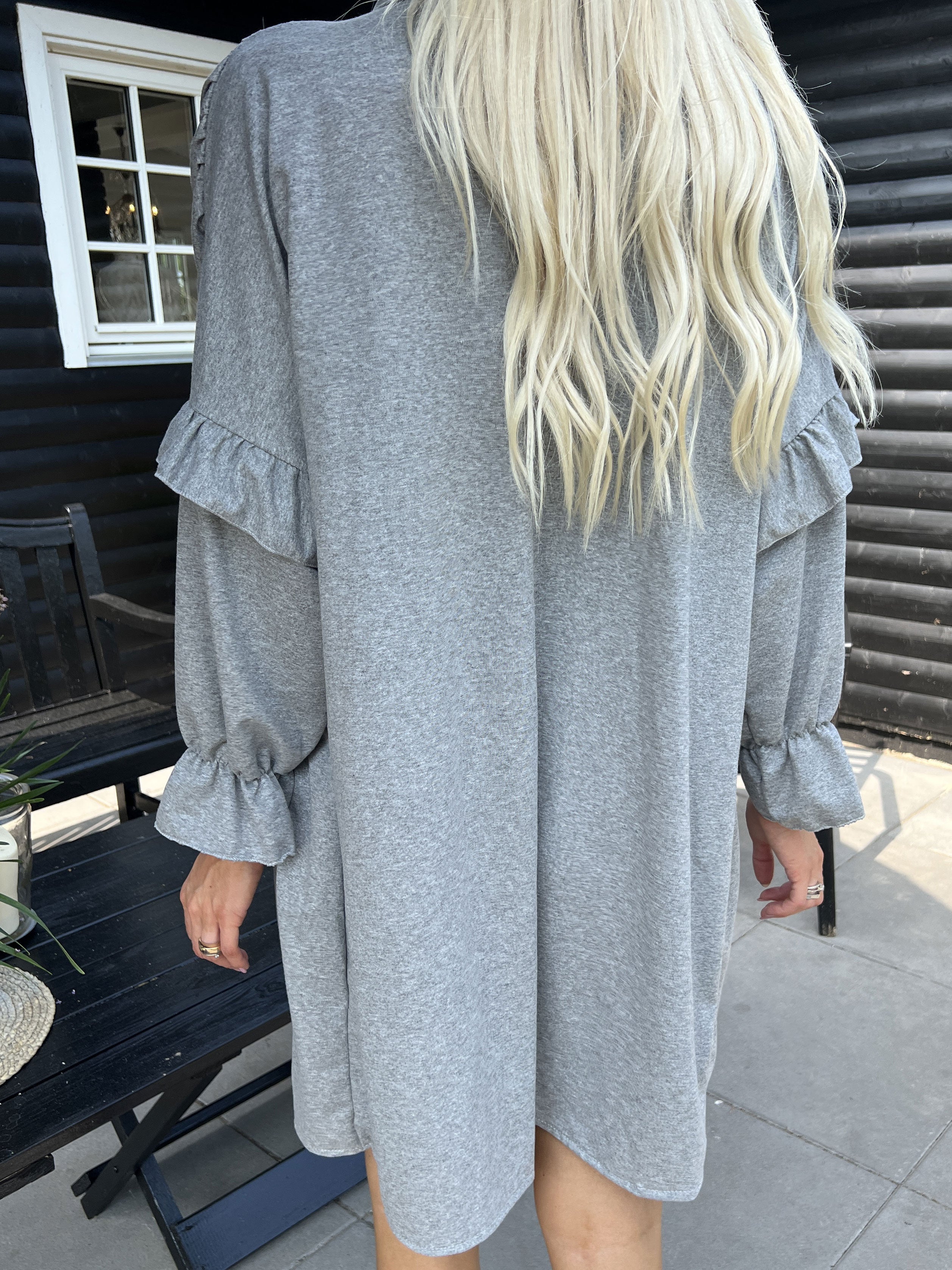 Monica Jersey - Söt joggingklänning med volanger - Pink